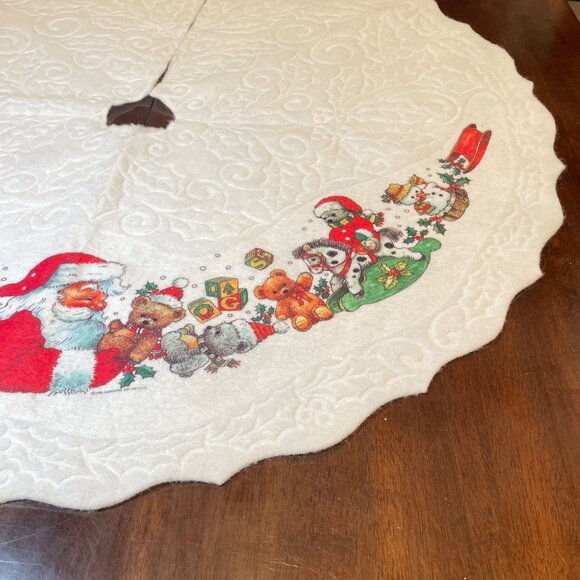 Vintage White Christmas Tree Skirt With Santa & Toy Print Quilted Texture Scallo - Picture 6 of 15